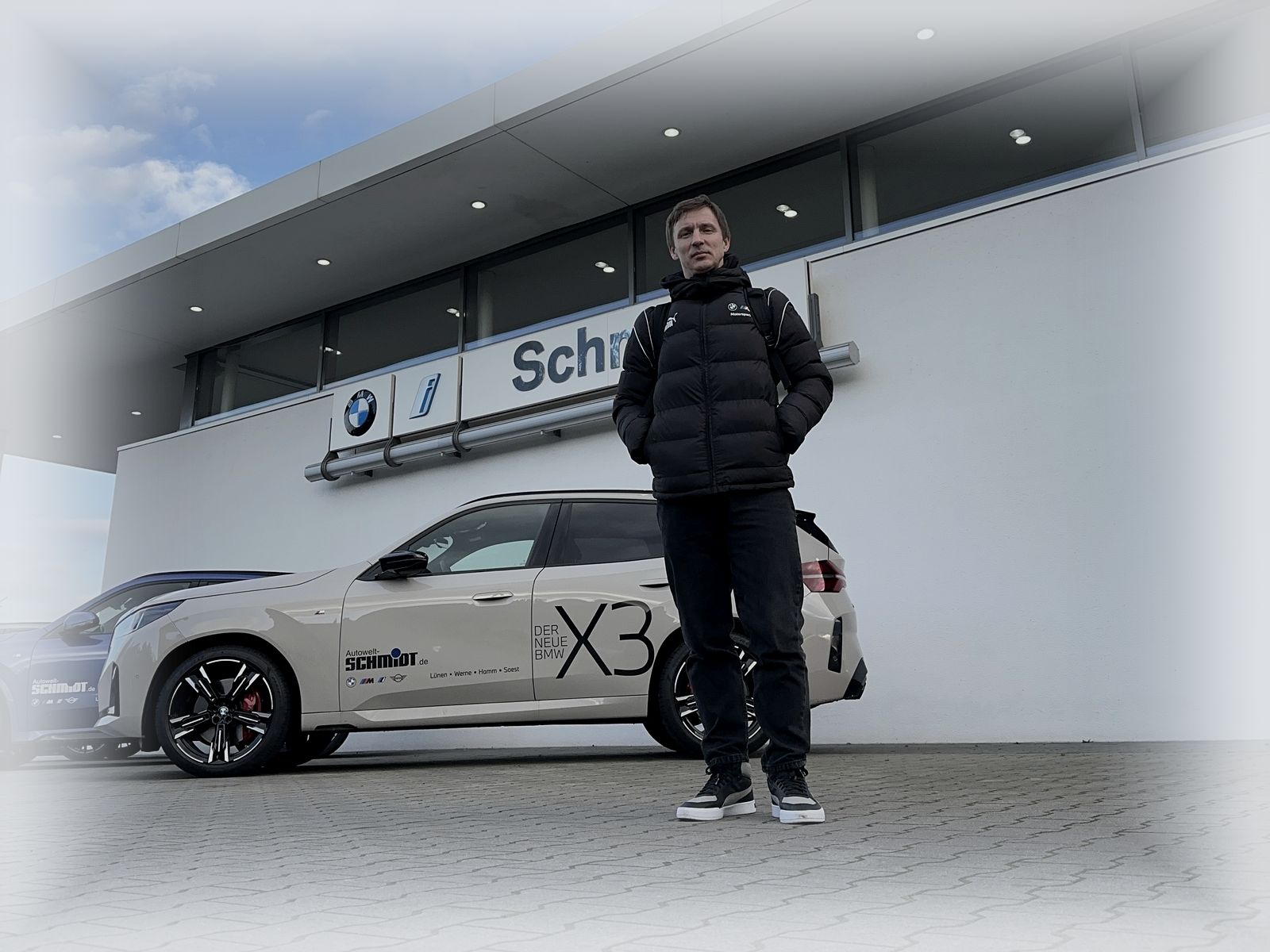 Никита AutotechNick у дилерского центра BMW Schmidt